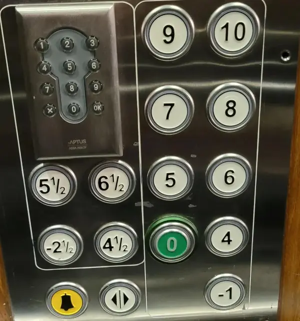 Elevator butons (Image credit: Reddit | abbbe91)