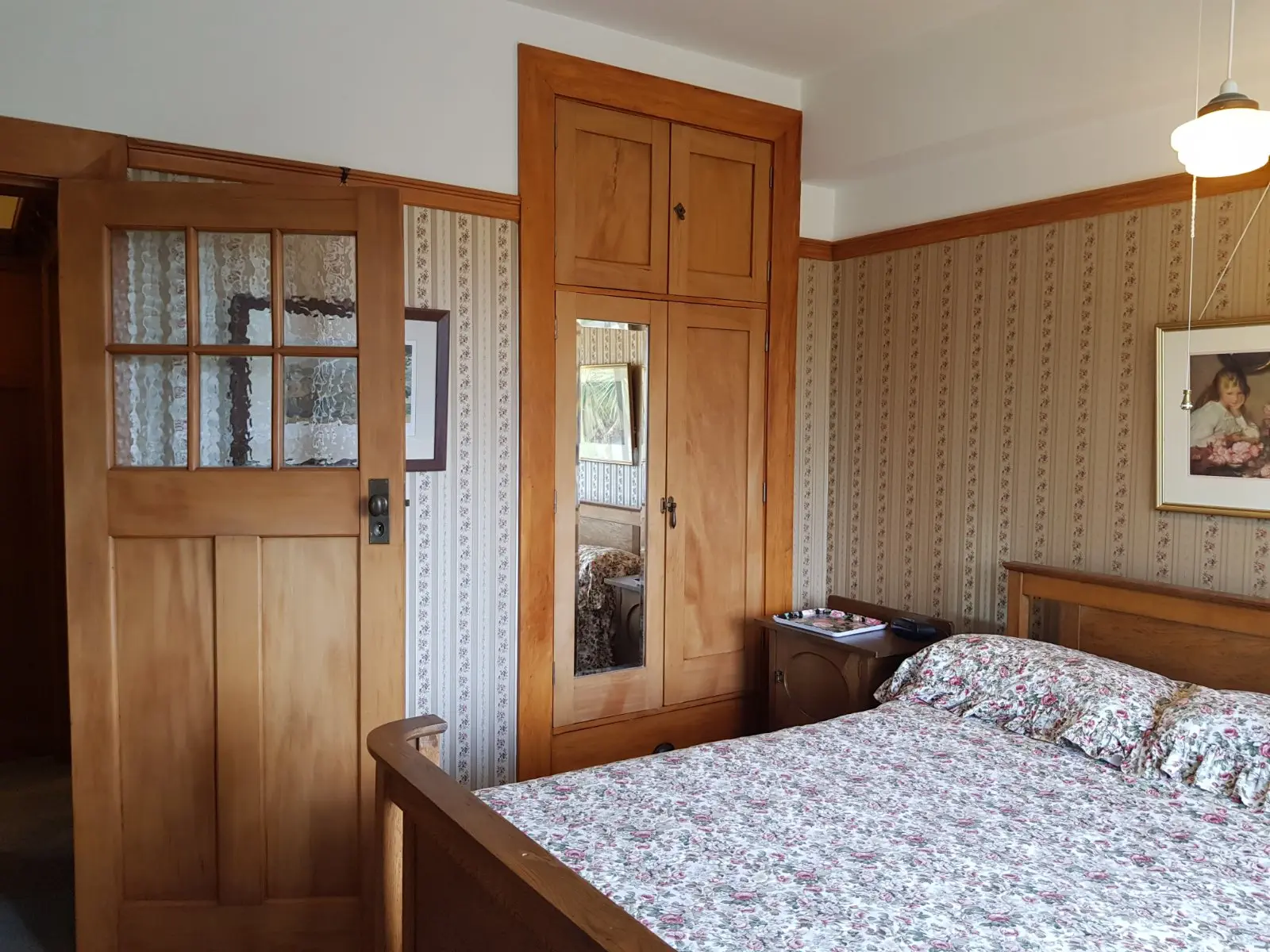 Image credit: https://diplycom5cc47.zapwp.com/q:i/r:0/wp:1/w:1/u:https://commons.wikimedia.org/wiki/File:Chevening_Flats_bedroom.jpg