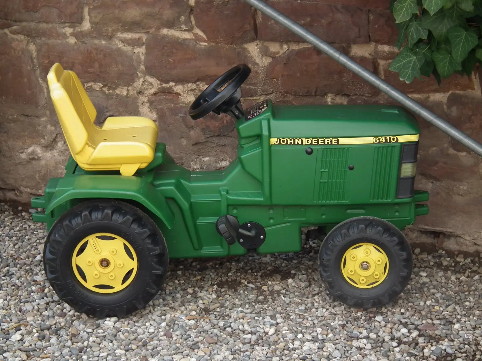 Image credit: https://diplycom5cc47.zapwp.com/q:i/r:0/wp:1/w:1/u:https://commons.wikimedia.org/wiki/File:Fr%C3%BCh_%C3%BCbt_sich_John_Deere_6410.JPG
