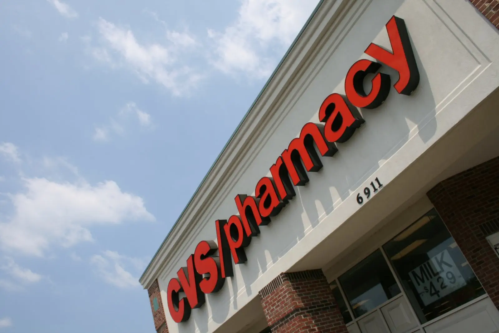 Image credit: https://diplycom5cc47.zapwp.com/q:i/r:0/wp:1/w:1/u:https://commons.wikimedia.org/wiki/File:2008-08-04_CVS_Pharmacy_in_Durham.jpg