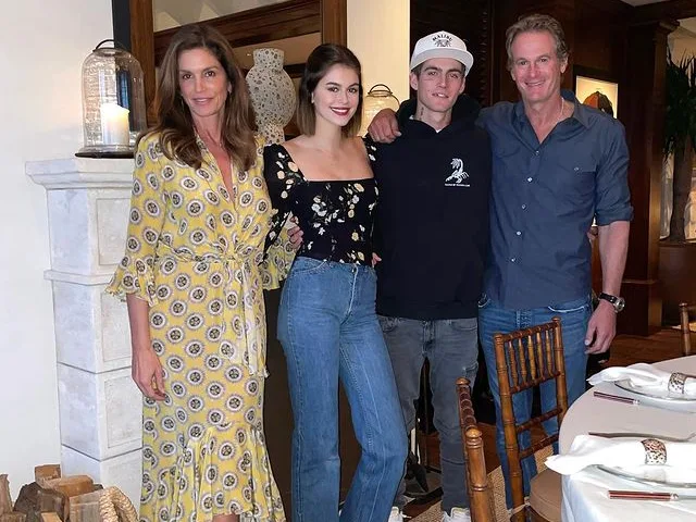 Image credit: Instagram | @cindycrawford