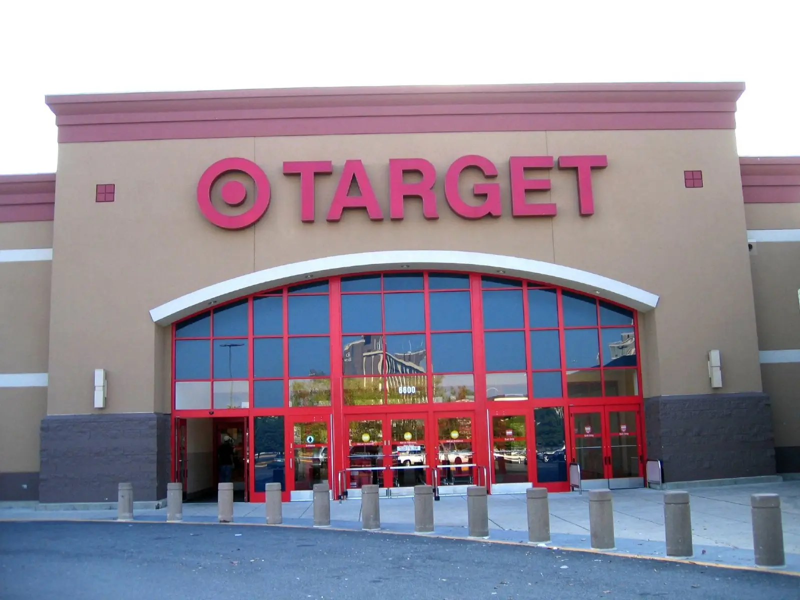 Image credit: https://diplycom5cc47.zapwp.com/q:i/r:0/wp:1/w:1/u:https://commons.wikimedia.org/wiki/File:Target_store-Springfield-2005-10-15.jpg