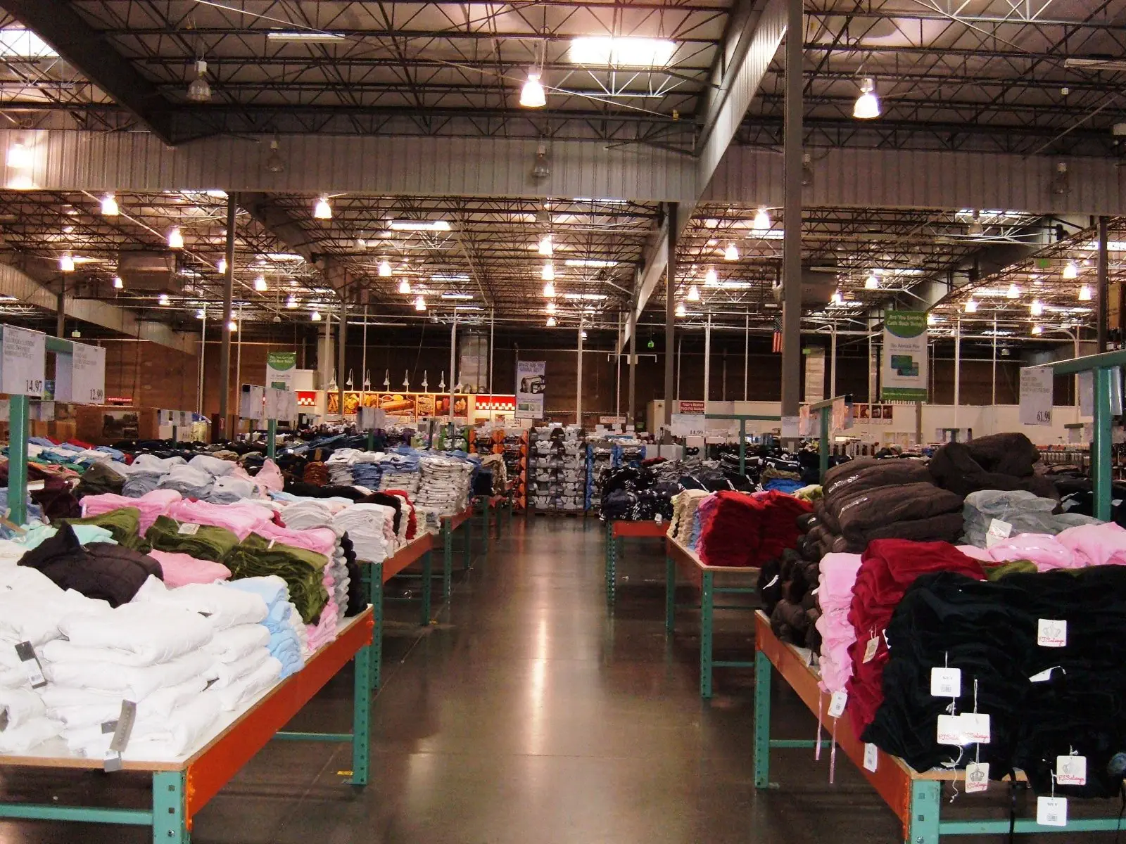 Image credit: https://diplycom5cc47.zapwp.com/q:i/r:0/wp:1/w:1/u:https://commons.wikimedia.org/wiki/File:Costco_SSF_interior.JPG