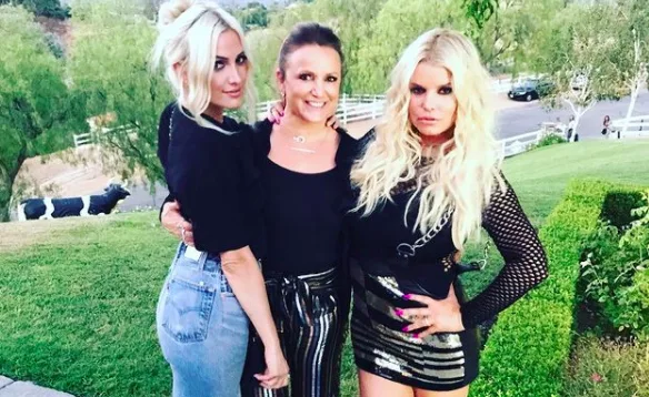 Image credit: Instagram | @ashleesimpsonross