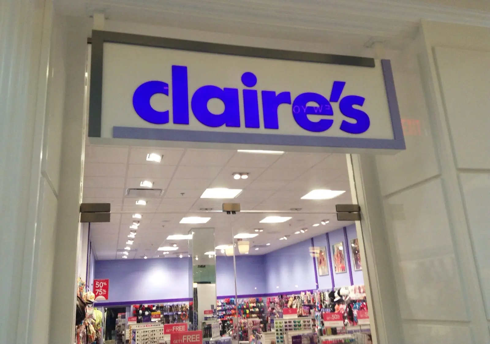 Image credit: https://commons.wikimedia.org/wiki/File:Claire%27s_Store,_Manchester,_CT_(14579444580).jpg