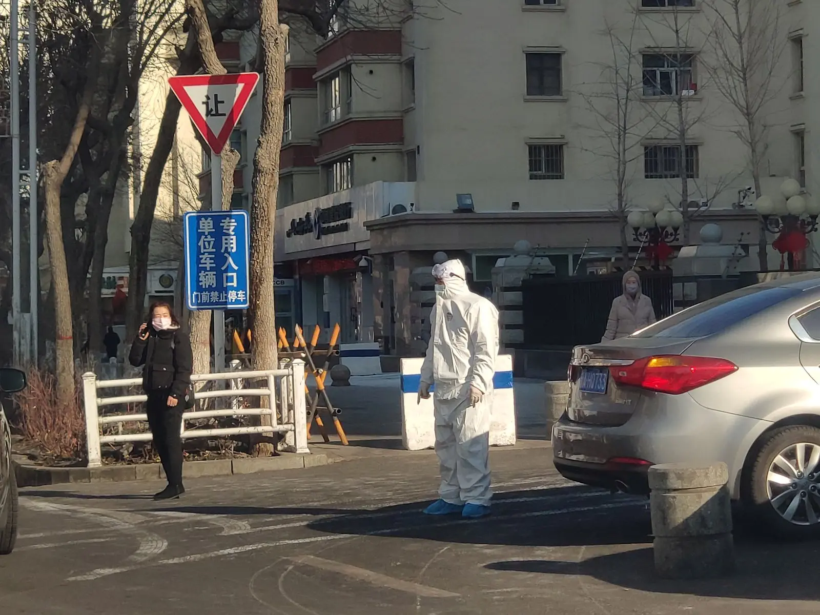 Image credit: https://diplycom5cc47.zapwp.com/q:i/r:0/wp:1/w:1/u:https://commons.wikimedia.org/wiki/File:Medical_staff_with_bunny_suit_containing_2019_Coronavirus_outbreak,_in_Urumqi,_Xinjiang.jpg