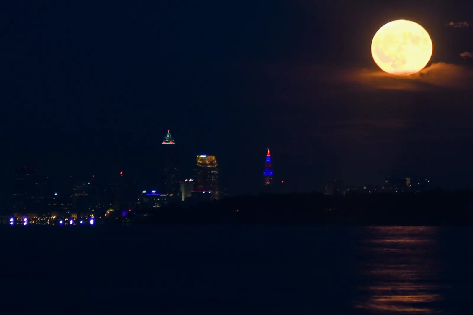 Image credit: https://commons.wikimedia.org/wiki/File:Cleveland_Harvest_Moon_(37333777110).jpg