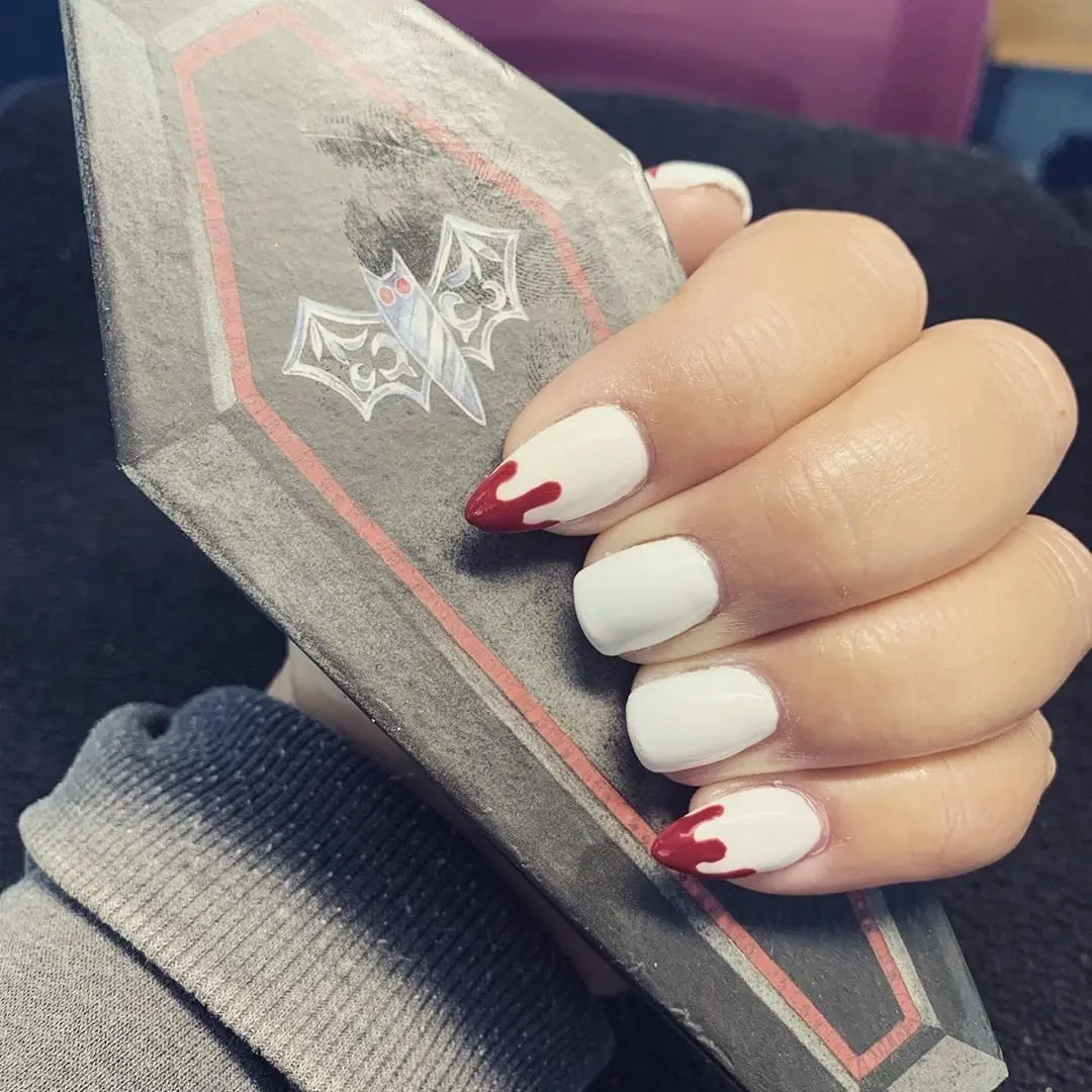 Image credit: Instagram | @glitterglamnailsby_raylene