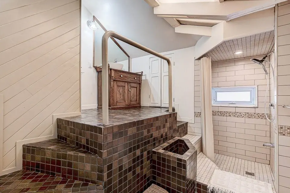 Staircases in bathroom (Image credit: Reddit | mrhealthy)