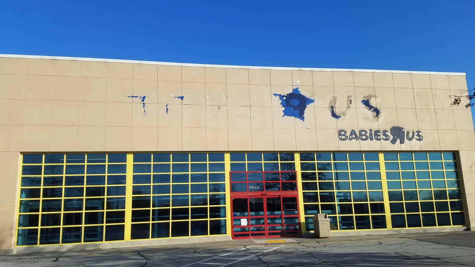 Image credit: https://diplycom5cc47.zapwp.com/q:i/r:0/wp:1/w:1/u:https://commons.wikimedia.org/wiki/File:Abandoned_Toys_R_Us_in_Winston-Salem,_NC.jpg