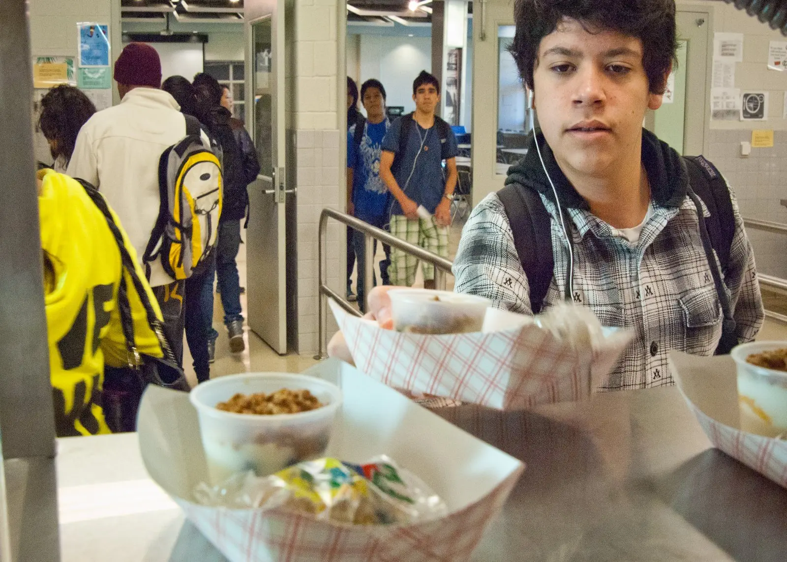 Image credit: https://commons.wikimedia.org/wiki/File:20111025-FNS-RBN-School_Lunch_-_Flickr_-_USDAgov_(1).jpg