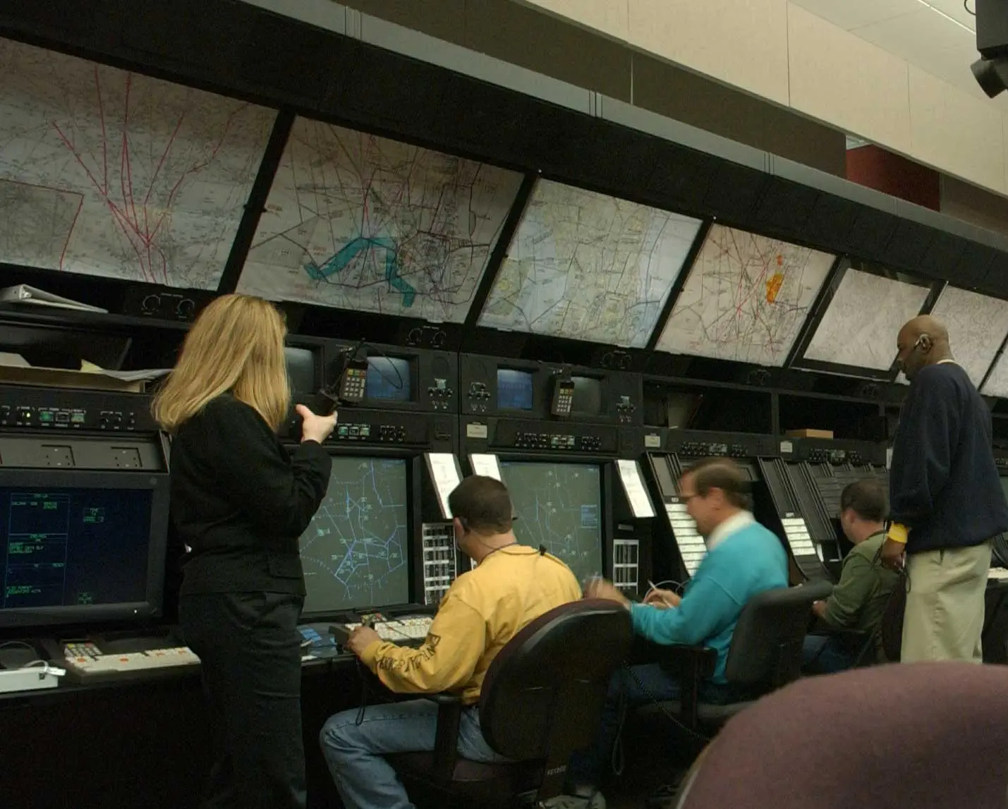 Image credit: https://diplycom5cc47.zapwp.com/q:i/r:0/wp:1/w:1/u:https://commons.wikimedia.org/wiki/File:Air_traffic_controllers_at_the_Washington_ARTCC.jpg