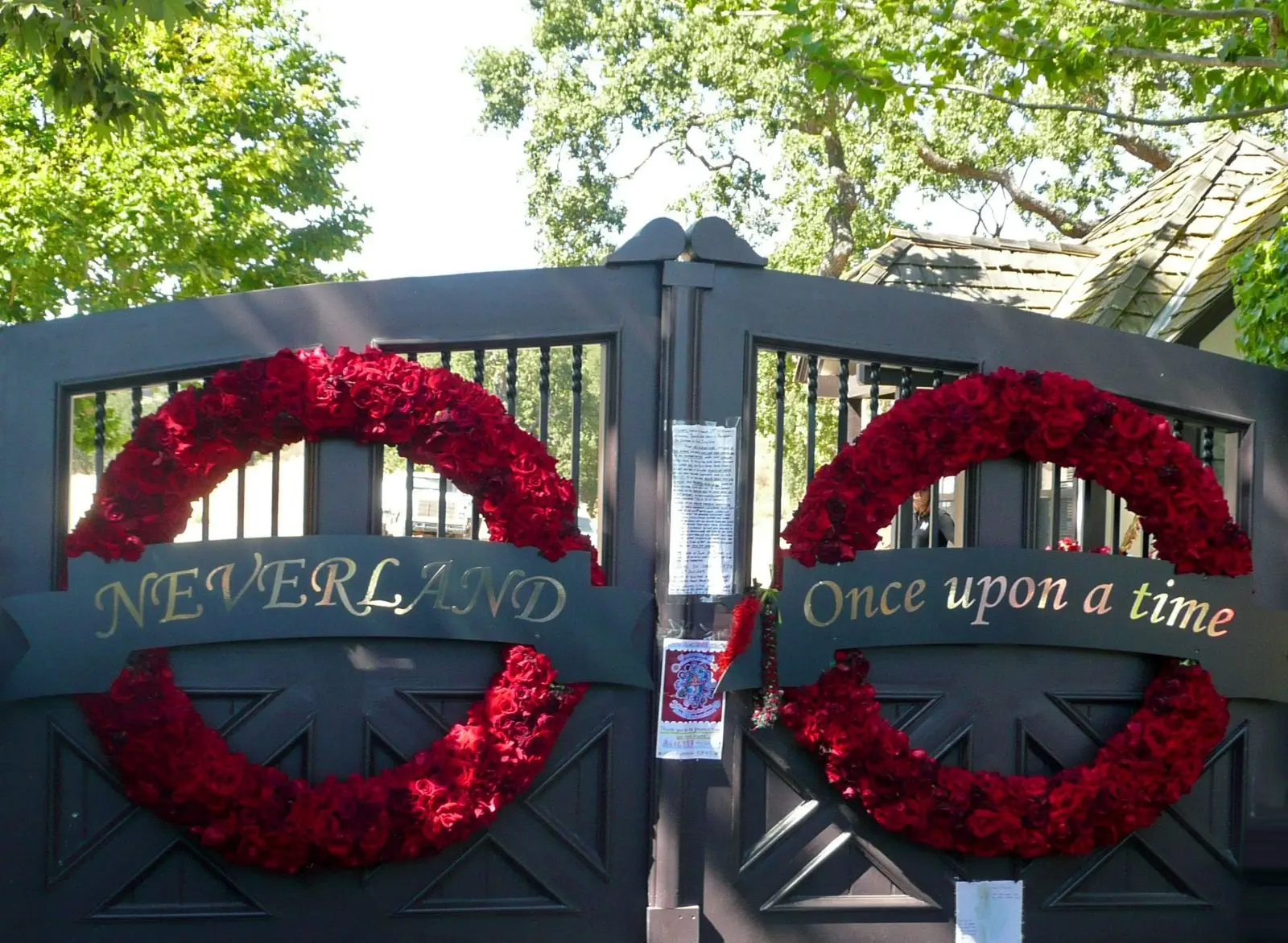Image credit: https://diplycom5cc47.zapwp.com/q:i/r:0/wp:1/w:1/u:https://commons.wikimedia.org/wiki/File:Neverland_Ranch%27s_gates.jpg