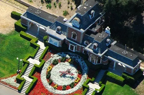 Image credit: https://diplycom5cc47.zapwp.com/q:i/r:0/wp:1/w:1/u:https://commons.wikimedia.org/wiki/File:Aerial-NeverlandTrainStation.jpg