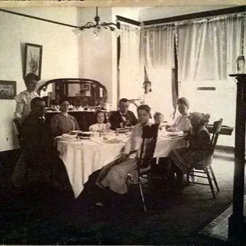 Image credit: Instagram | @oldfamilyphotographs7