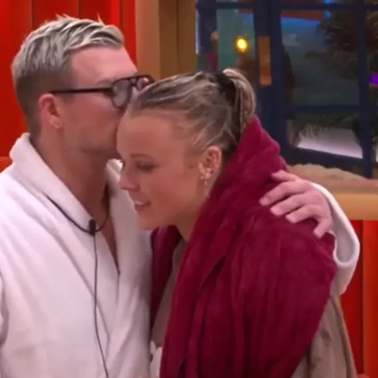 JoJo Siwa Says She's 'Realized She's Not A Lesbian' Anymore After What  Happened On Celebrity Big Brother – Diply