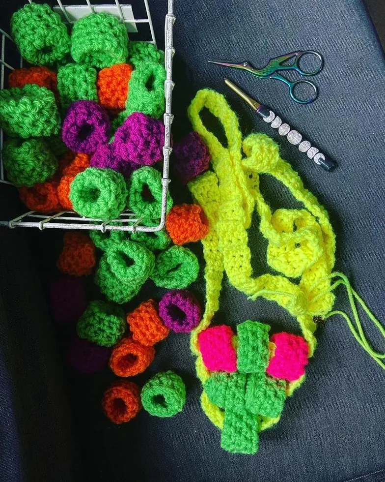Now You Can KNIT a 90s Bead Lizard … Now This Is Unique