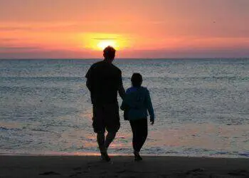 Father and daughter by the sea at sunset (Unsplash | Emotionary App)